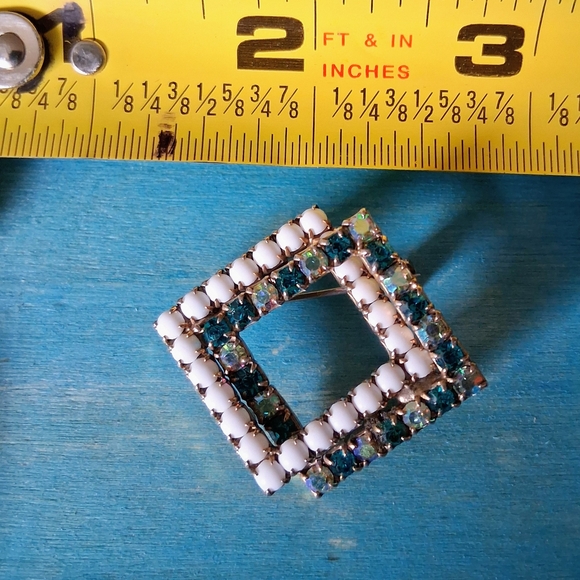 Jewelry - Square Rhinestone Brooch in White and Green